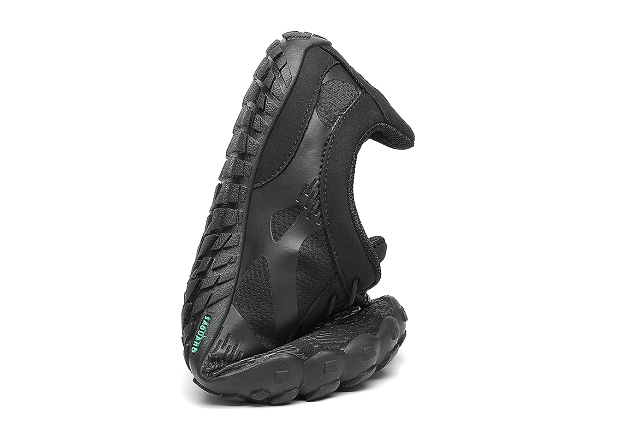 Obuwie minimalistyczne Zdjęcie przedstawia czarne buty które są wysokoelastyczne 