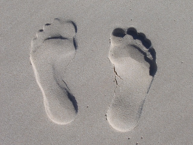 Obuwie podologiczne właściwości zdjęcie przedstawia odcisk stóp na piasku
