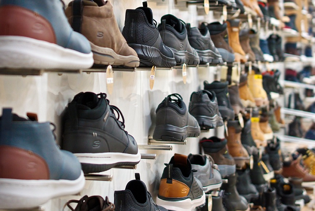 Obuwie podologiczne właściwości zdjęcie przedstawia buty na wystawie w sklepie