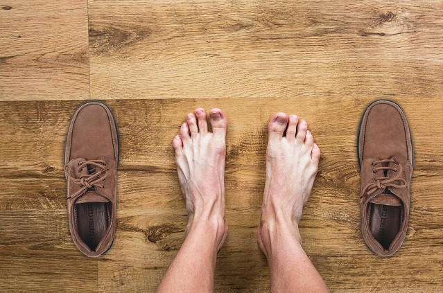 Obuwie zdrowotne mokasyny zdjęcie przedstawia stopy i brązowe sznurowane mokasyny