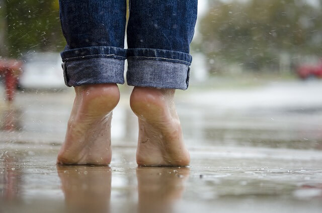 Buty zdrowotne a walka z grzybicą stóp - jakie materiały są najbardziej higieniczne?
