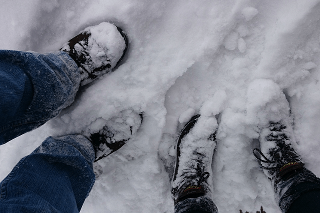 Buty zdrowotne na zimę zdjęcie przedstawia ośnieżone obuwie