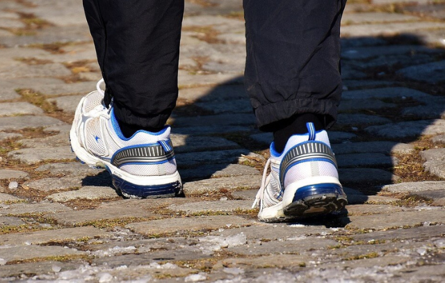 Mężczyzna w butach zdrowotnych na spacerze