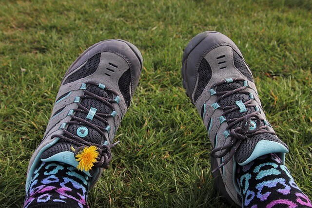 Jak dbać o swoje stopy w butach zdrowotnych podczas długich spacerów?