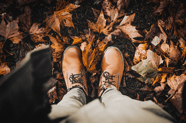 buty przeciwdeszczowe na jesień brązowe jesienne buty wśród koloroywch liści