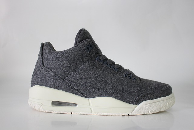 Obuwie na niestandardowe stopy praktyczny poradnik, czyli wygodne szare buty z wkładkami