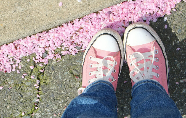 Różowe buty na lato