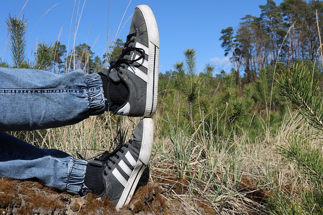 Wygodne buty na wyjazd, czyli mężczyzna odpoczywający po pieszej wędrówce w butach zdrowotnych