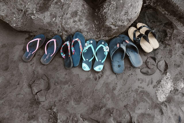 damskie klapki na plaży