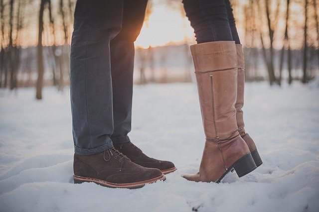 skórzane buty damskie i męskie na śniegu