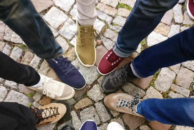 bordowe buty uliczne