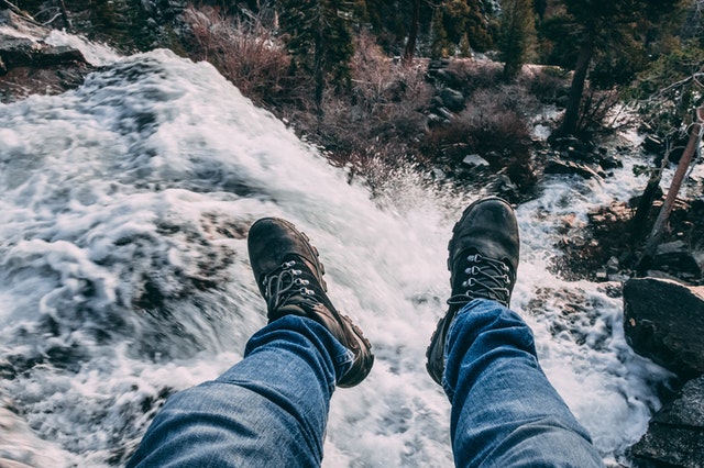 buty trekkingowe w kolorze czarnym w potoku