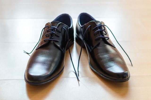 czarne buty lakierowane