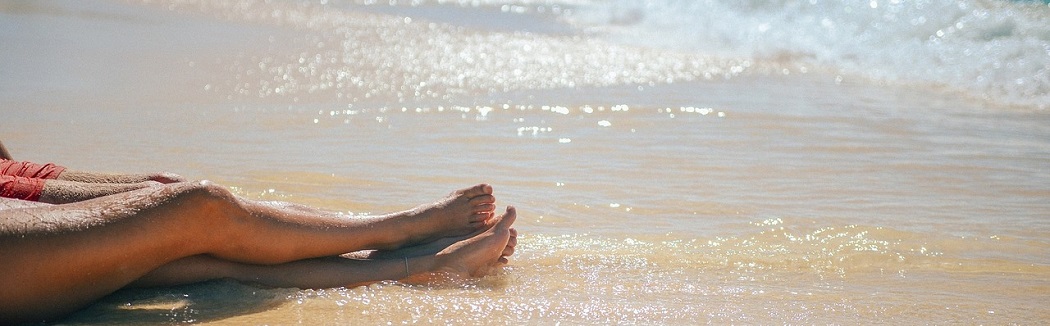 obrzęki stóp u kobiety na plaży