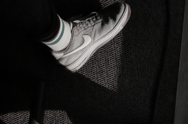 szare buty adidasy